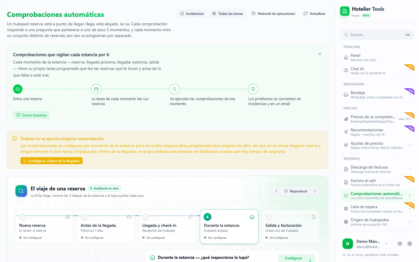Página de comprobaciones automáticas de Hotelier Tools: cómo funcionan las comprobaciones en cuatro pasos, un aviso Todavía no se ejecuta ninguna comprobación que sugiere Antes de la llegada, y El viaje de una reserva por sus cinco etapas