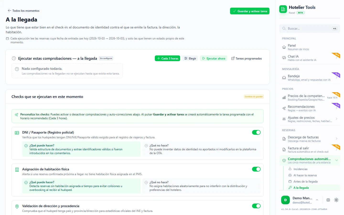 Comprobaciones A la llegada en Hotelier Tools: DNI / Pasaporte (Registro policial), asignación de habitación física y validación de dirección y procedencia activadas, con lo que cada comprobación puede y no puede hacer