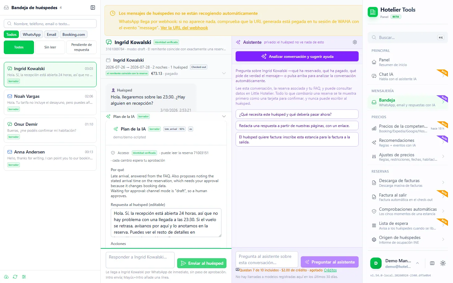 Bandeja de huéspedes de Hotelier Tools con una conversación de WhatsApp de Ingrid Kowalski sobre una llegada tardía (identidad verificada, reserva vinculada), un plan de la IA en borrador con una respuesta editable y el panel privado Asistente