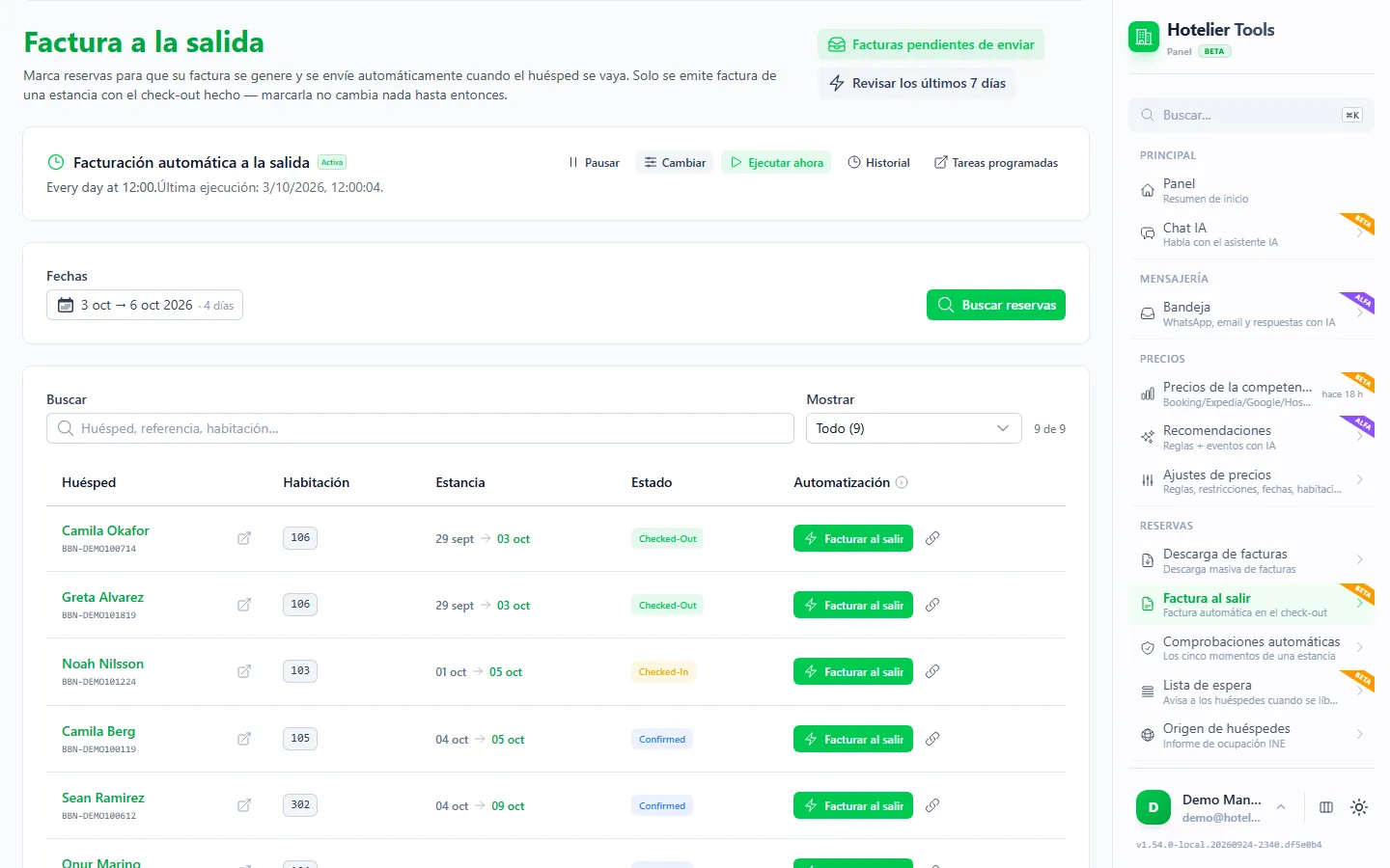 Página Factura a la salida de Hotelier Tools: la tarea Facturación automática a la salida activa cada día a las 12:00, un rango de fechas con Buscar reservas y la tabla de reservas con un botón verde Facturar al salir para cada estancia